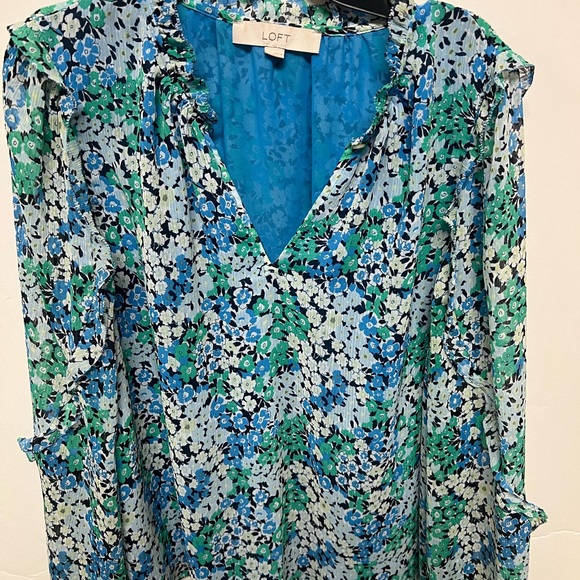 LOFT LIGHT BLUE/GREEN/BLACK FLORAL RUFFLED SLEEVES, SIZE MEDIUM V NECK - Picture 9 of 14